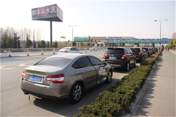 等待車友們集結(jié)完畢去用午餐